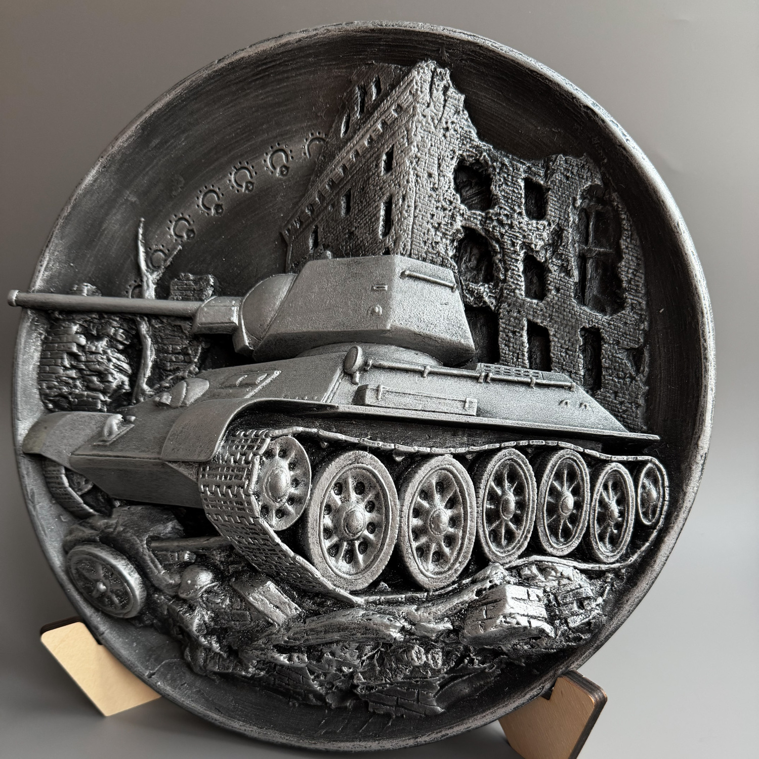 Скульптурная тарелка "Танк!"&nbsp;